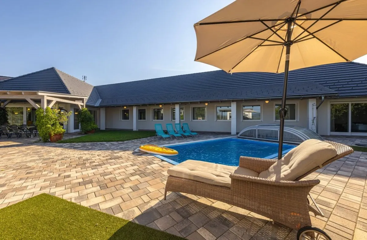 Design vendégház szaunával és medencével: Szent György-hegy Residence Hegymagas