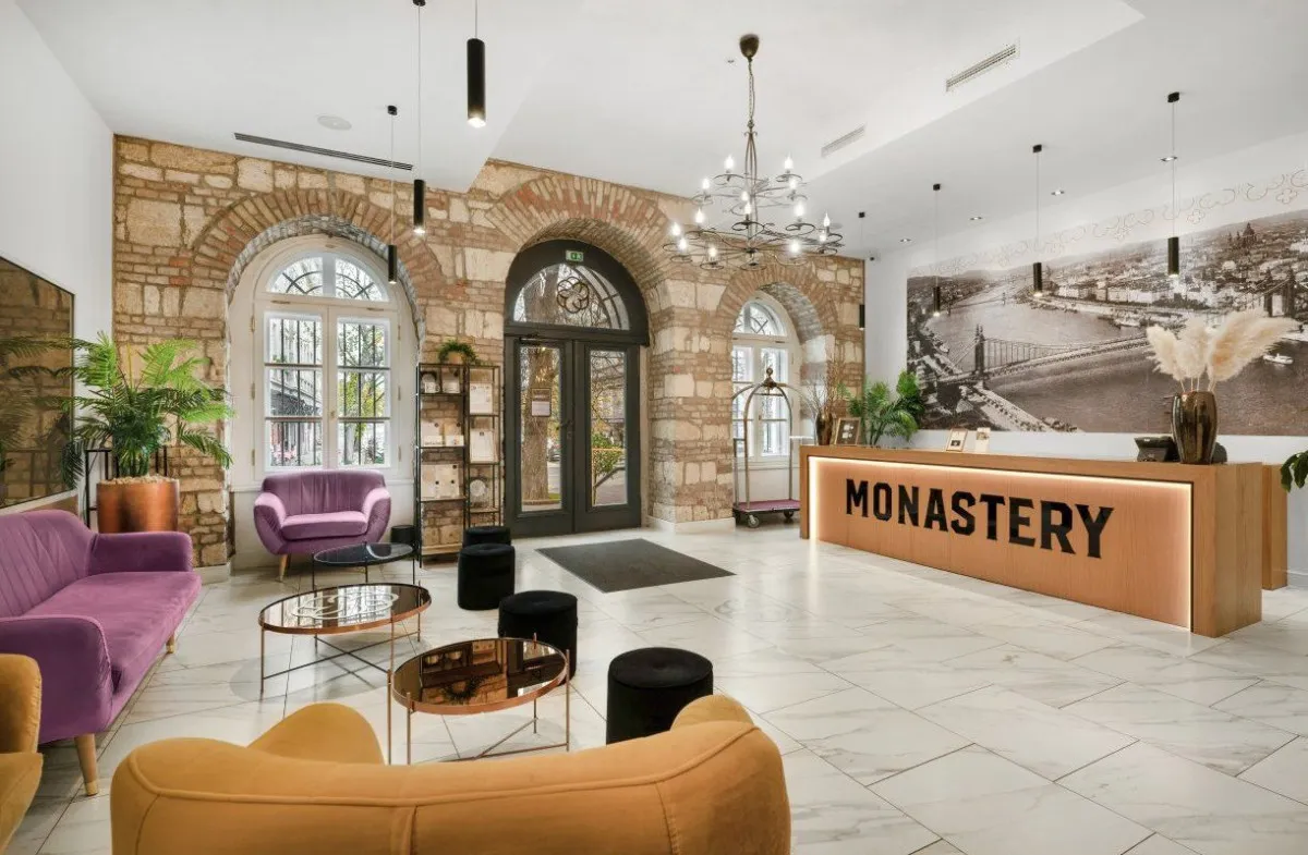 A főváros szívében, egy kolostor helyén találjuk az exkluzív Monostory Boutique Hotelt