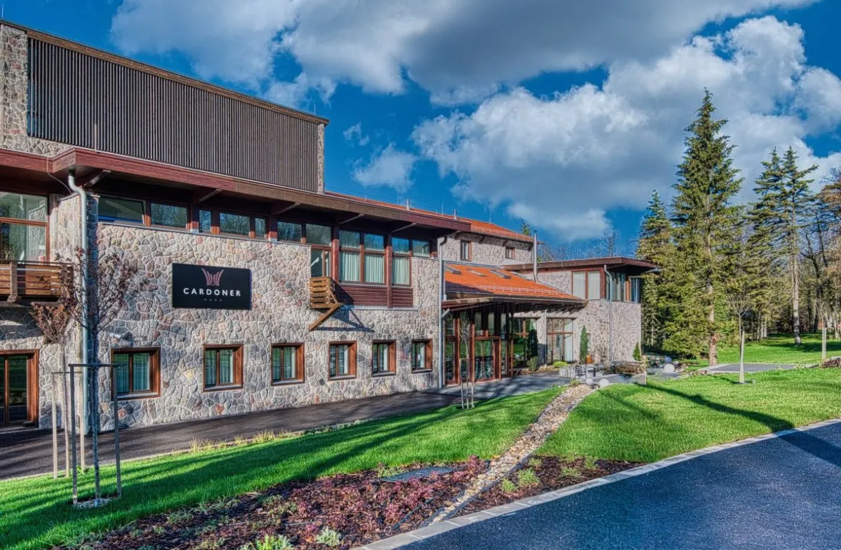 Minden igényt kielégít a Pilisi Parkerdőben található modern Cardoner Hotel