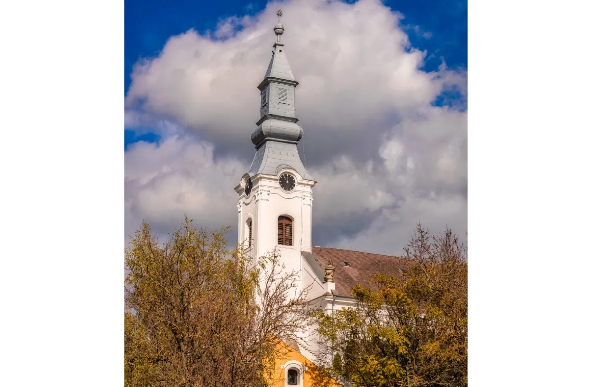 Templomtorony Köveskál hangulatos utcájában.