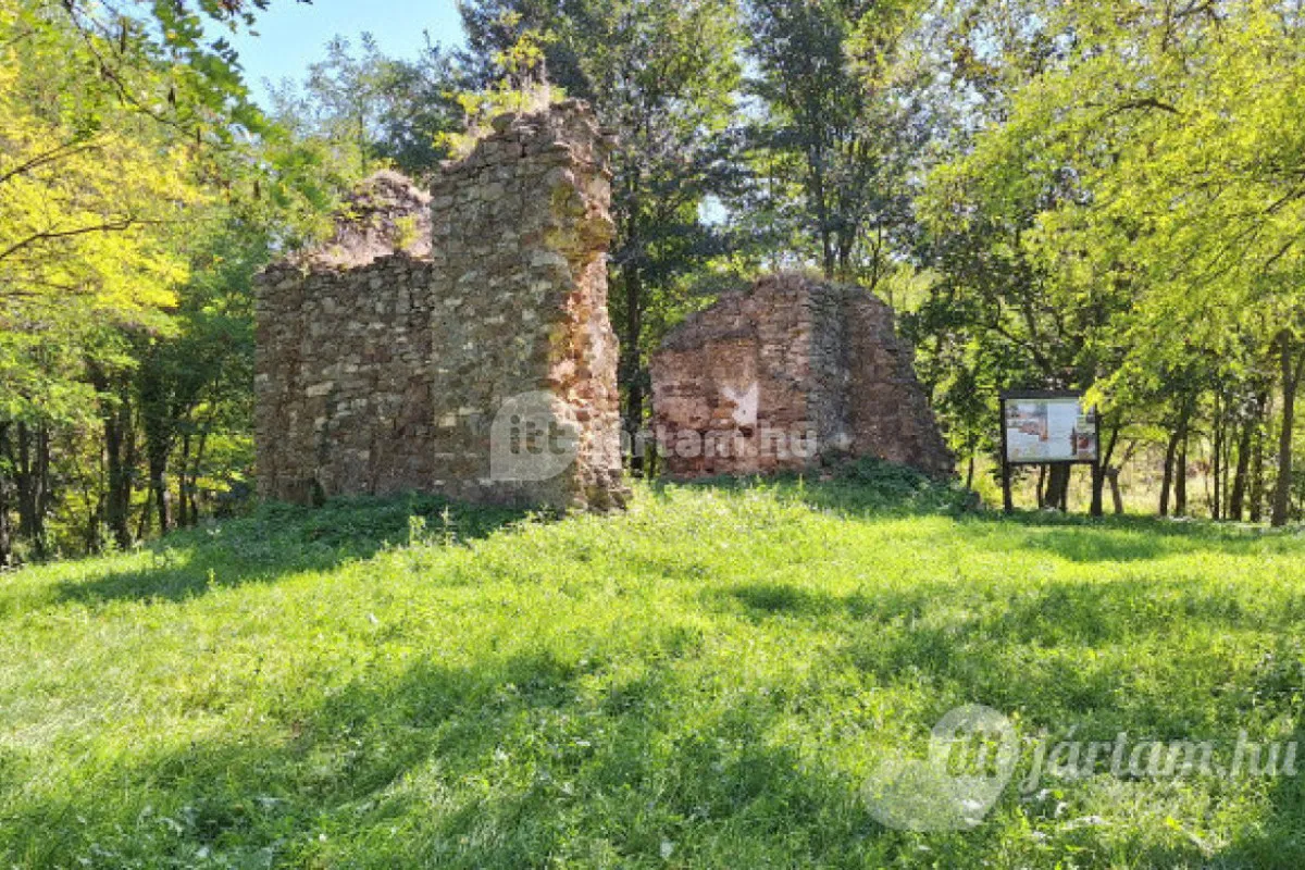 A legszebb Balaton-felvidéki települések egyike: Káptalantóti - Magányosan álló templomrom a Sabar-hegy tetején, tágas vidéki panorámával