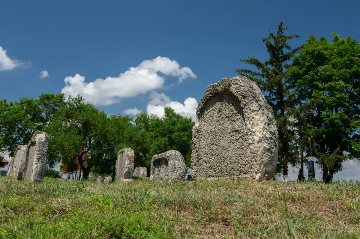 Különleges balatonudvari sírkert