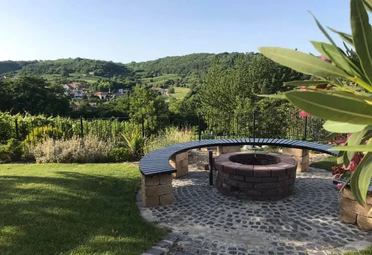Nyáresti koccintások/ Fotó: Vass Villa Vendégház és Pincészet Facebook oldala