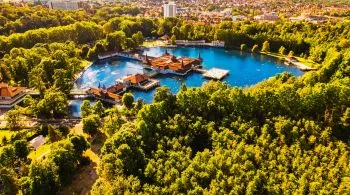 Lezárták a hévízi Tófürdő központ épületét