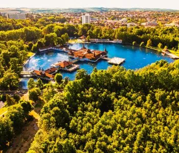 Lezárták a hévízi Tófürdő központ épületét