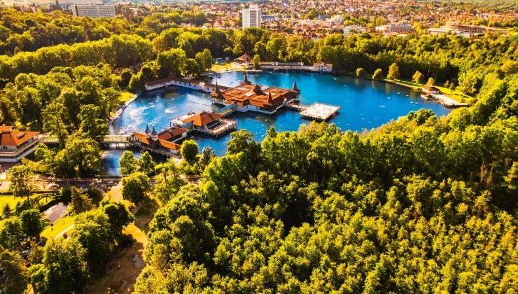 Lezárták a hévízi Tófürdő központ épületét