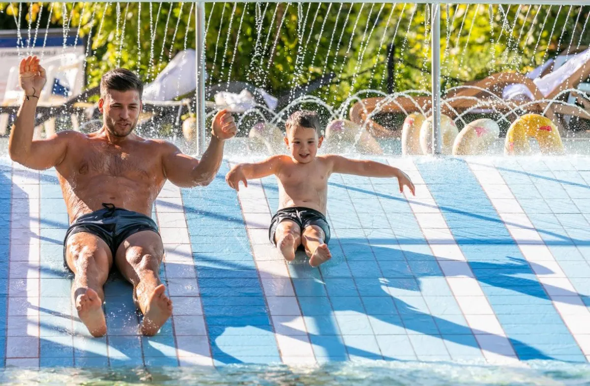 Szállodák közvetlen átjárással az élményfürdőbe: Colosseum Hotel - ahonnan díjmentesen látogatható a Szent Erzsébet Mórahalmi élményfürdő is