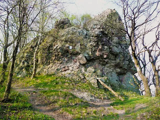 Mesés magyarországi várromok - perőcsényi Salgóvár, ami egy 715 méter magas sziklabércen magasodik