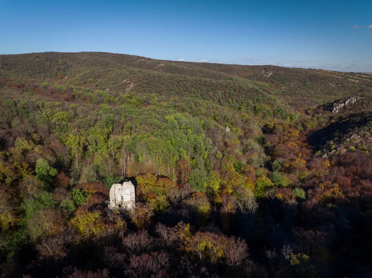 Mesés magyarországi várromok - Bátorkő várának romjai Várpalotán, ami romjaiban is hangulatos látványt nyújt