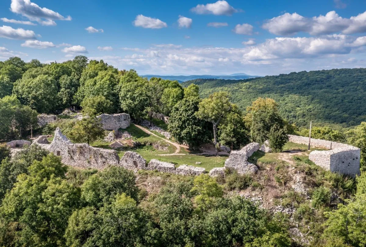 Mesés magyarországi várromok - szögligeti Szádvár, ami a Bódva folyó völgyéből 370 lépcsőn keresztül közelíthető meg