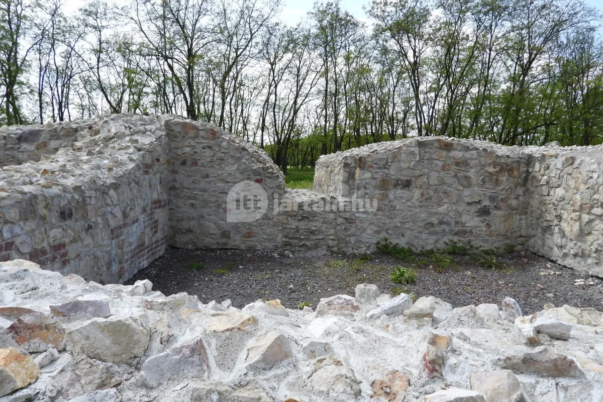 Mesés magyarországi várromok - vámosatyai Büdy-várrom, aminek falai alatt több ellenséges csapat csatázott