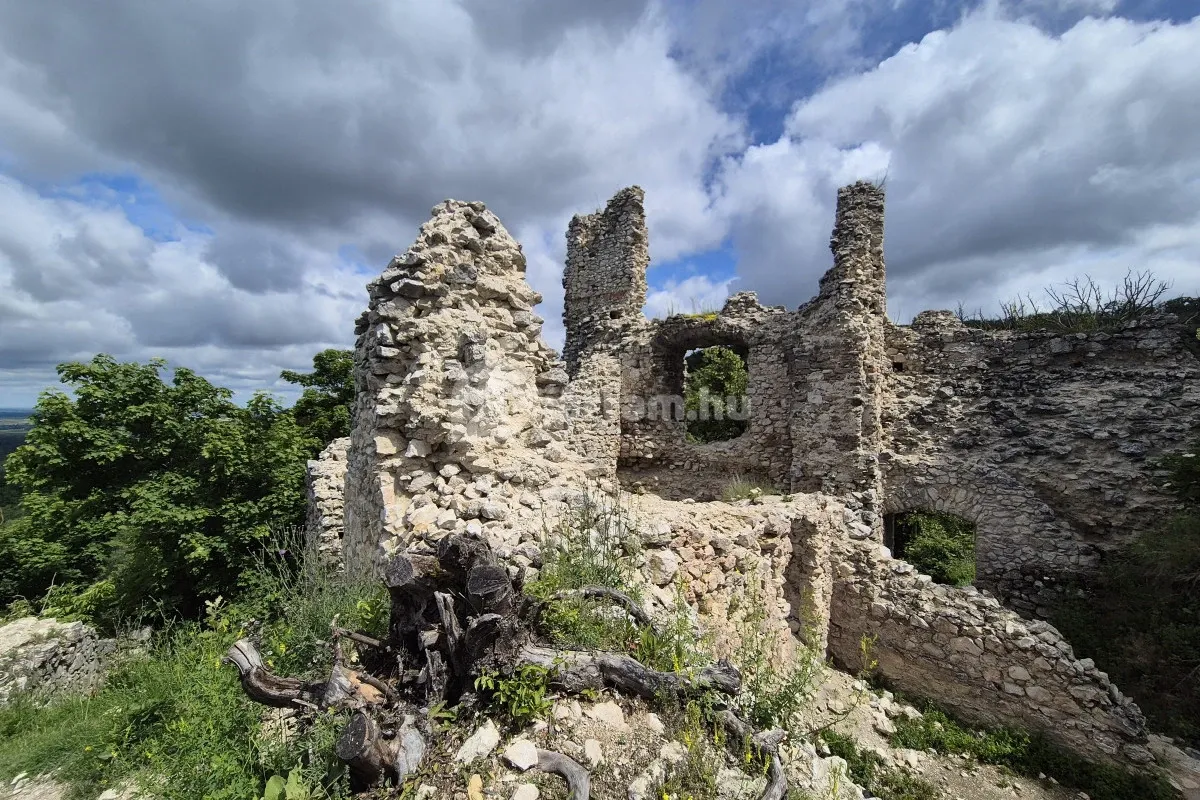 Mesés magyarországi várromok - vértessomlói Vitányvár, ami romos állapotában is különleges látványt nyújt gótikus ablakaival
