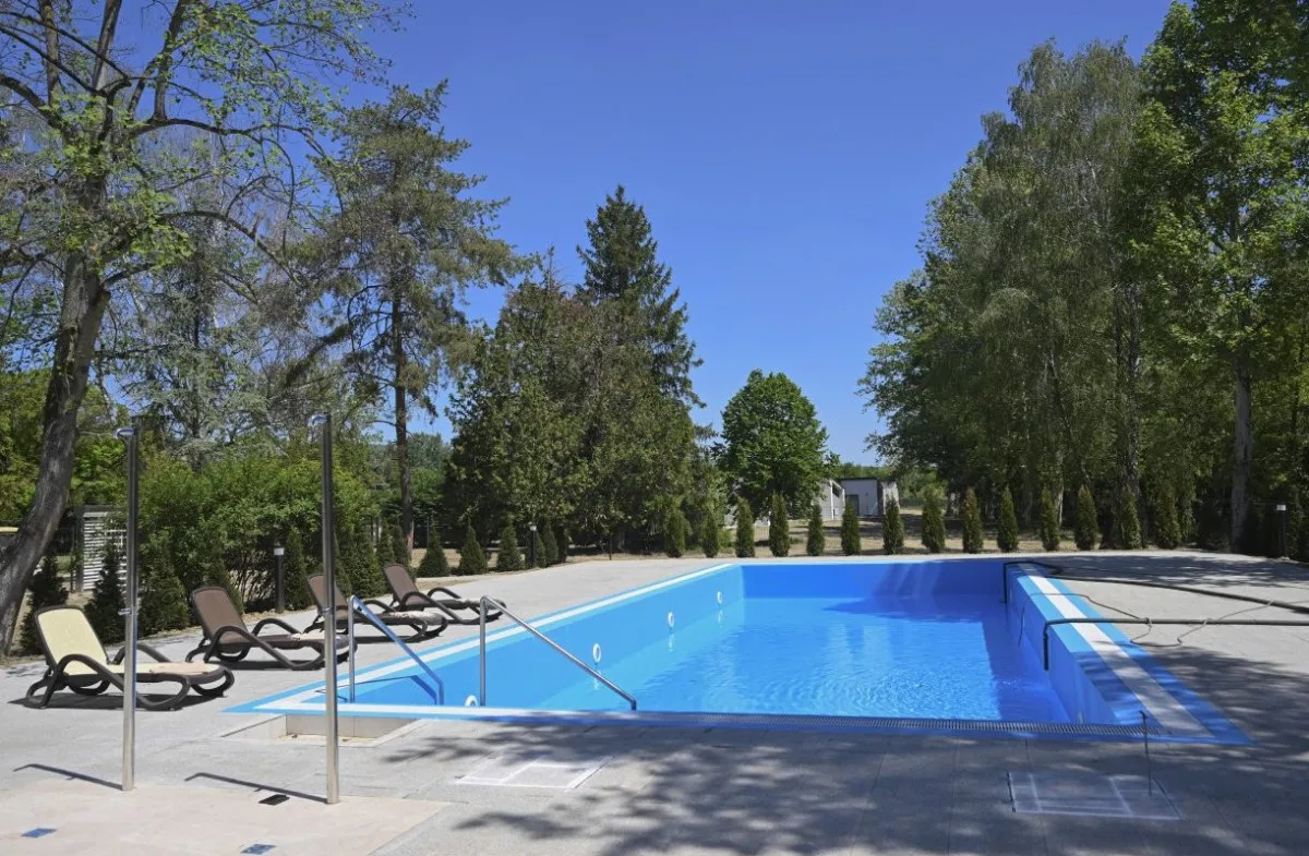 Kültéri medencés szállások - a harkányi Aquamed Hotel a felújítás után újra megnyitott