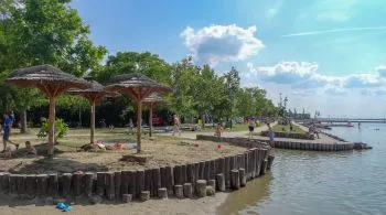 Itt hűtsd le magad a kánikulában - természetes strandok a Balatonon túl