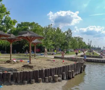 Itt hűtsd le magad a kánikulában - természetes strandok a Balatonon túl