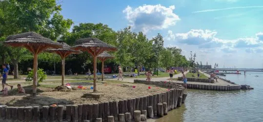 Itt hűtsd le magad a kánikulában - természetes strandok a Balatonon túl