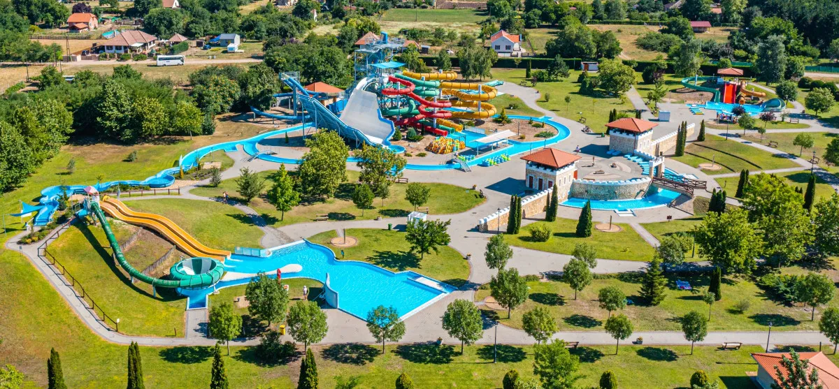 A ceglédi Aqua Centrum fürdő egy középkori vár hangulatát idézi