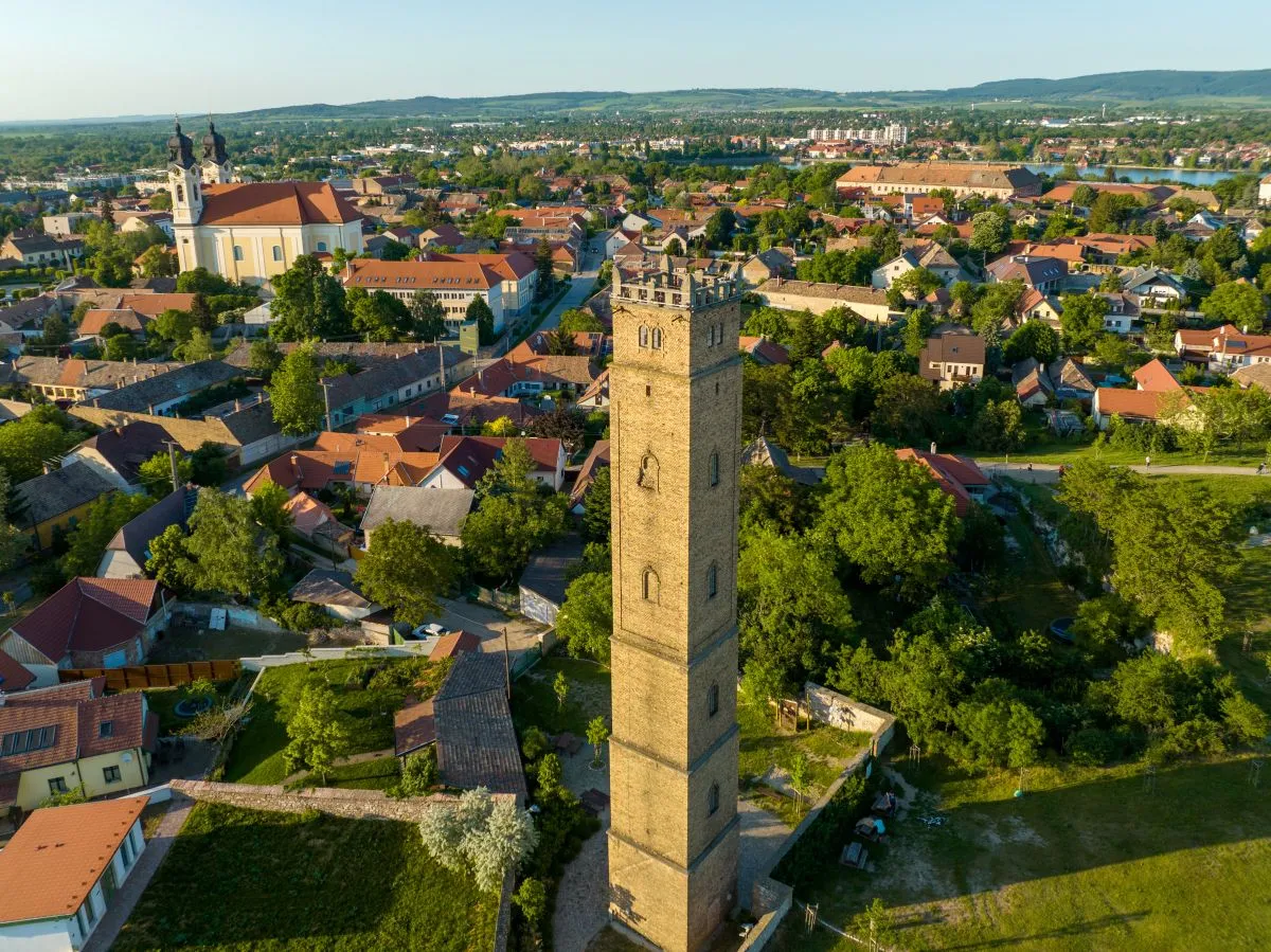 Tatai söréttorony légifelvételen, városi panoráma