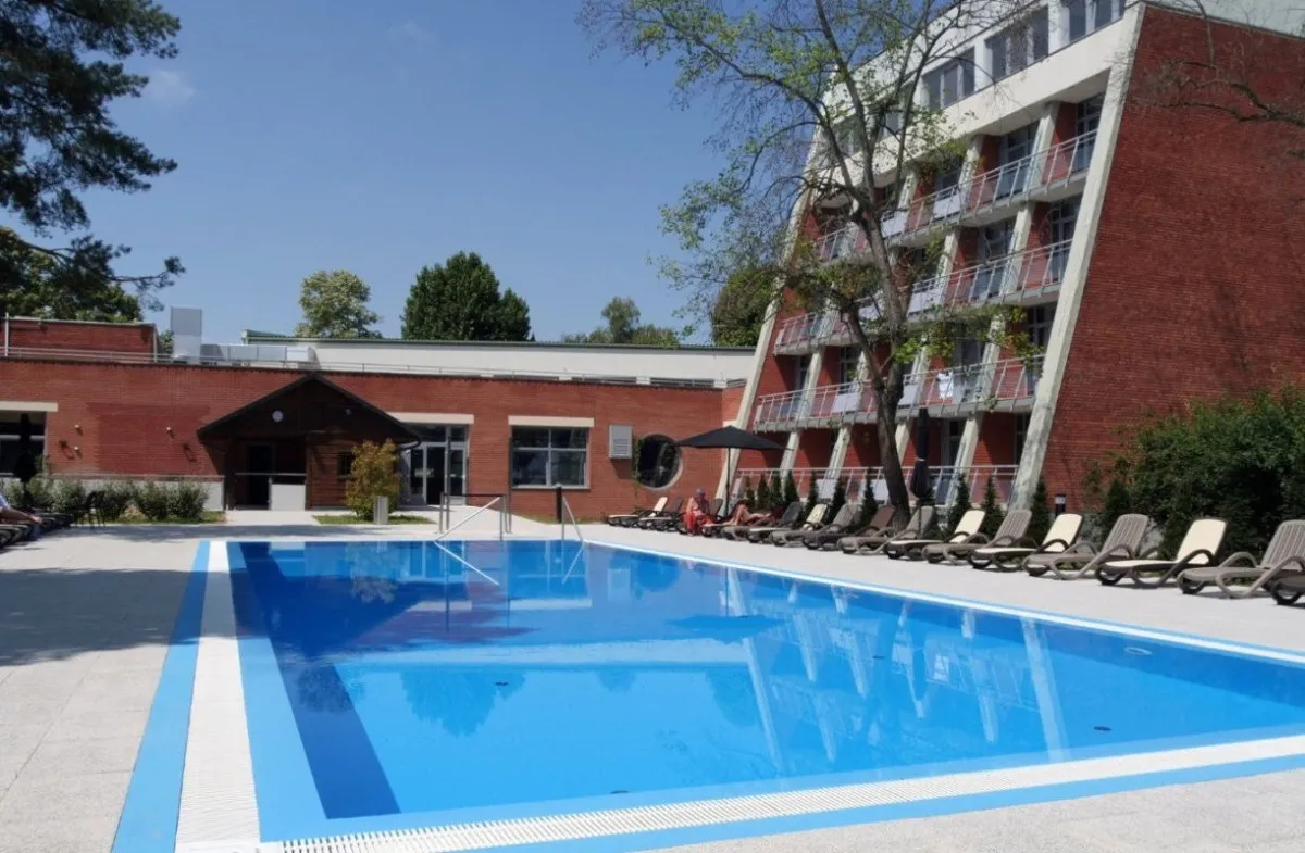 Szállások kültéri medencével - Aquamed Hotel Harkány