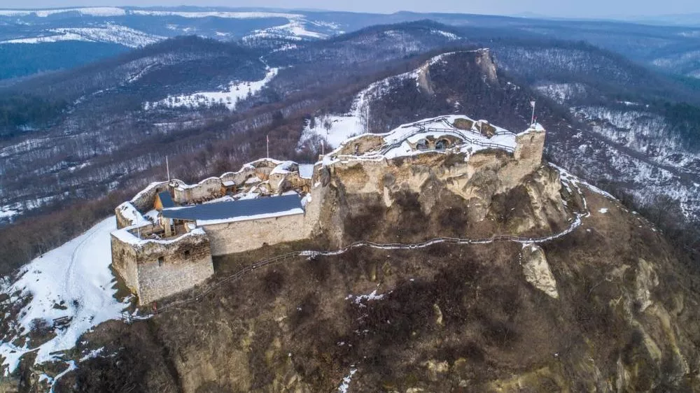 A siroki vár az ország egyik legnépszerűbb látnivalója.