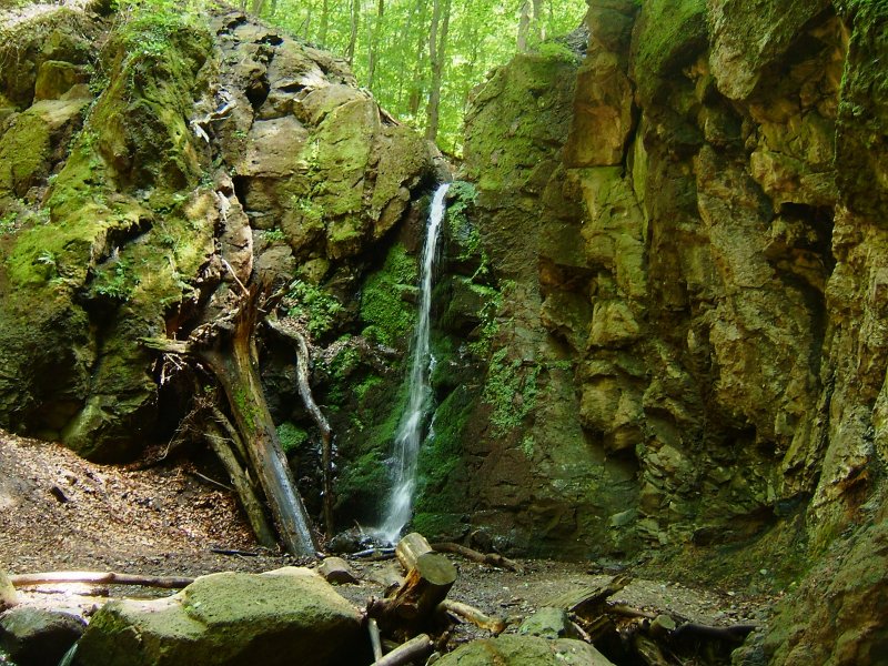 Parádfürdőtől mindössze 5 kilométerre található Ilona-völgyi vízesés.