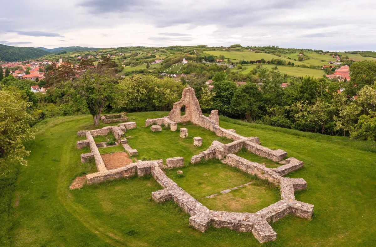 Mesés látnivalók Óbánya környékén - Schlossberg-templomrom gyönyörű panorámával, Mecseknádasd