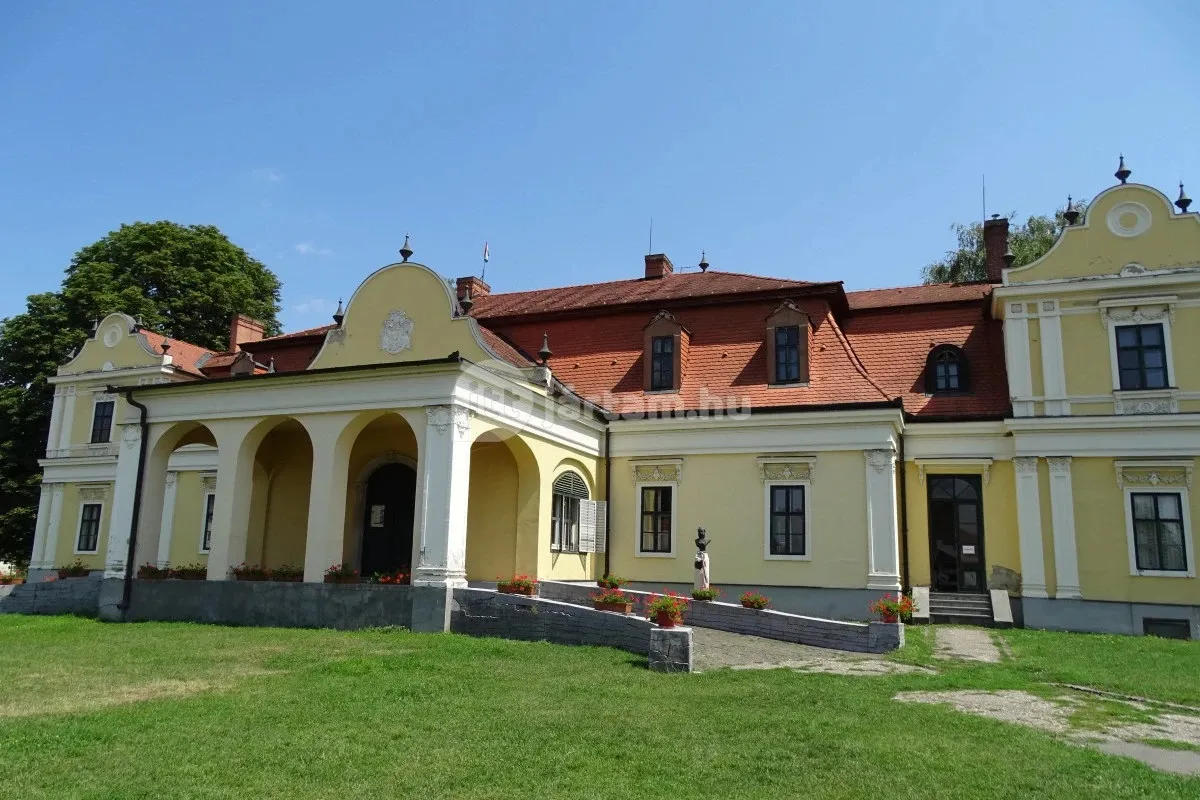 Lónyay-kastély Tuzséron, a magyar miniszterelnök családi birtoka
