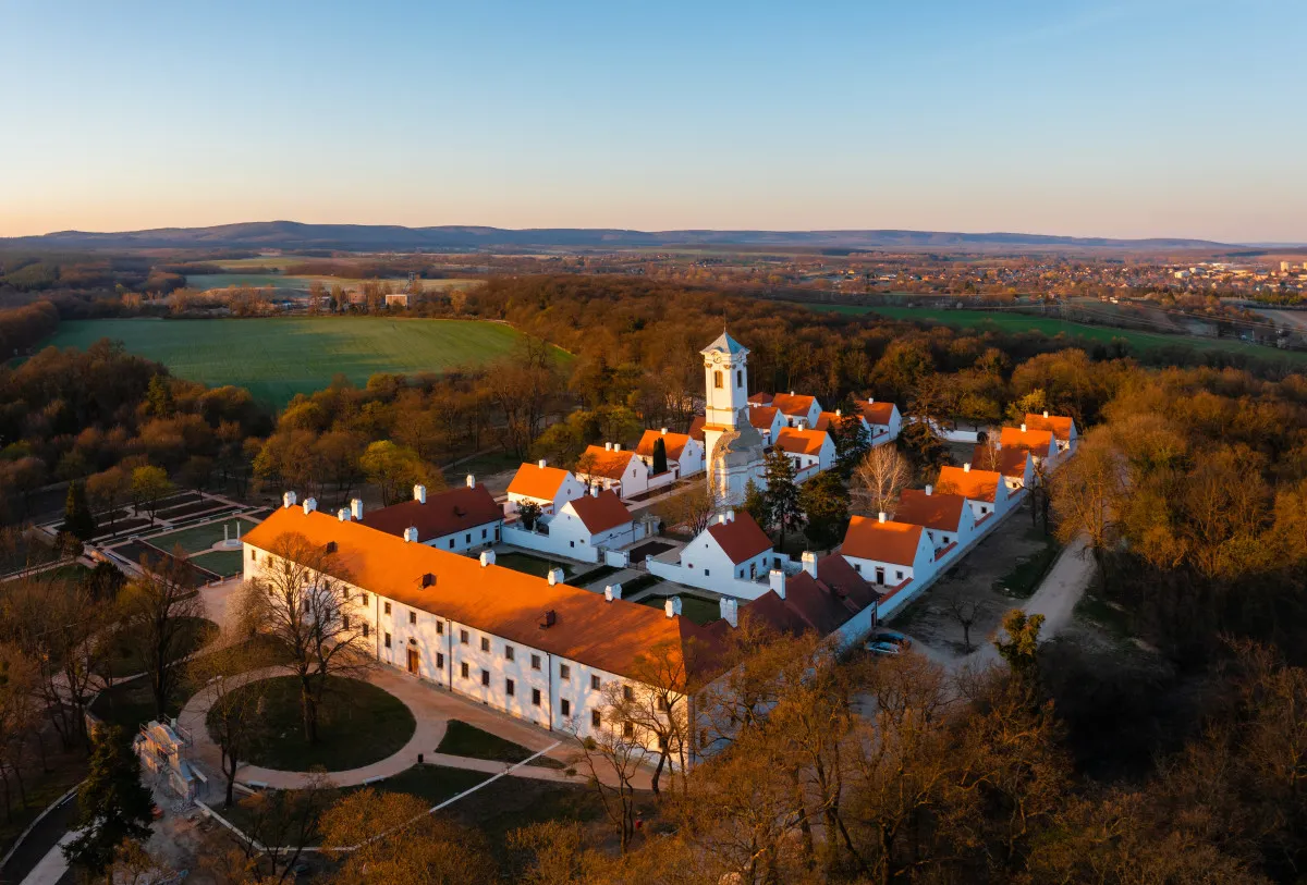 Esterházy kastély és a majki remeteség, a miniszterelnök emlékhelye