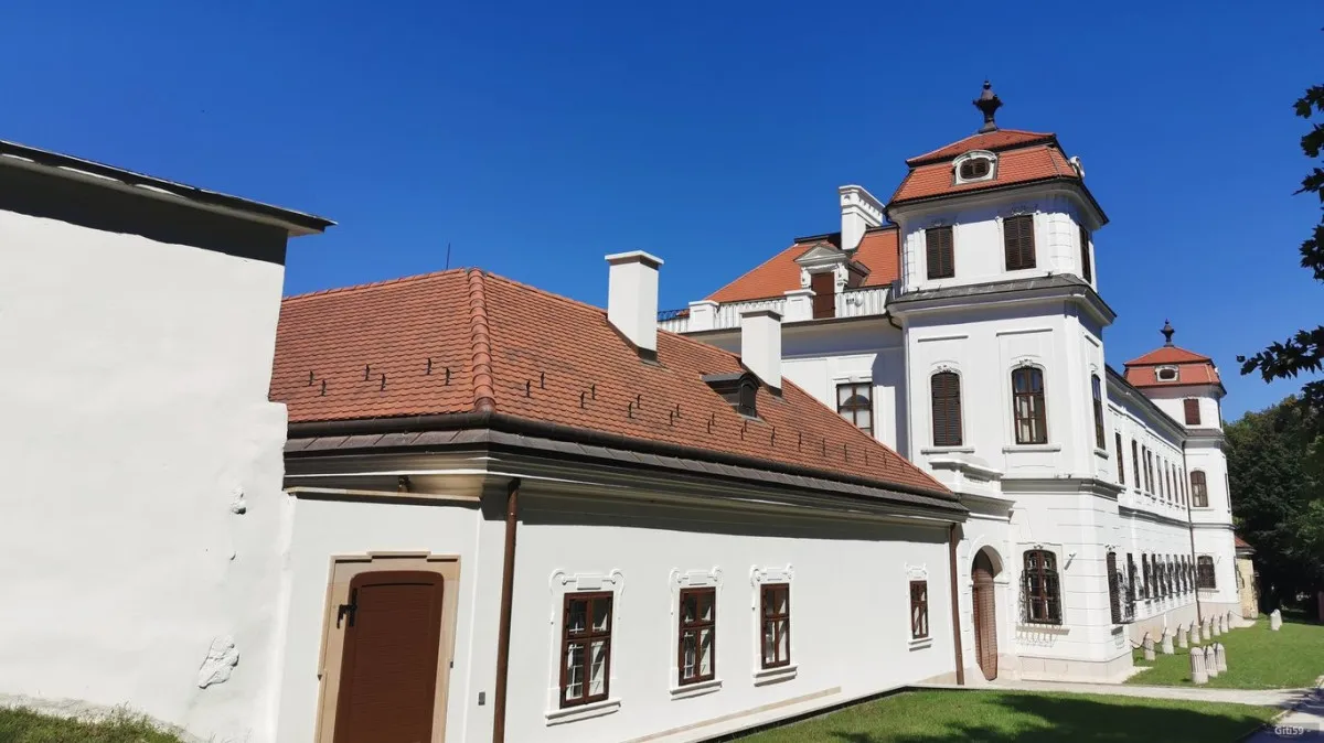 Tatai Esterházy-kastély az Öreg-tó partján, interaktív kiállítással