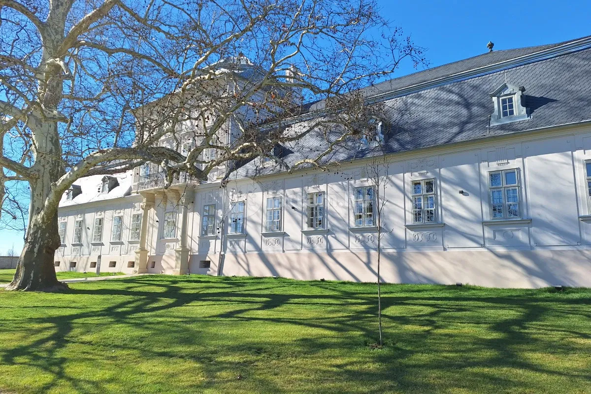 Felújított Tisza-kastély Geszt településen, történelmi parkjával