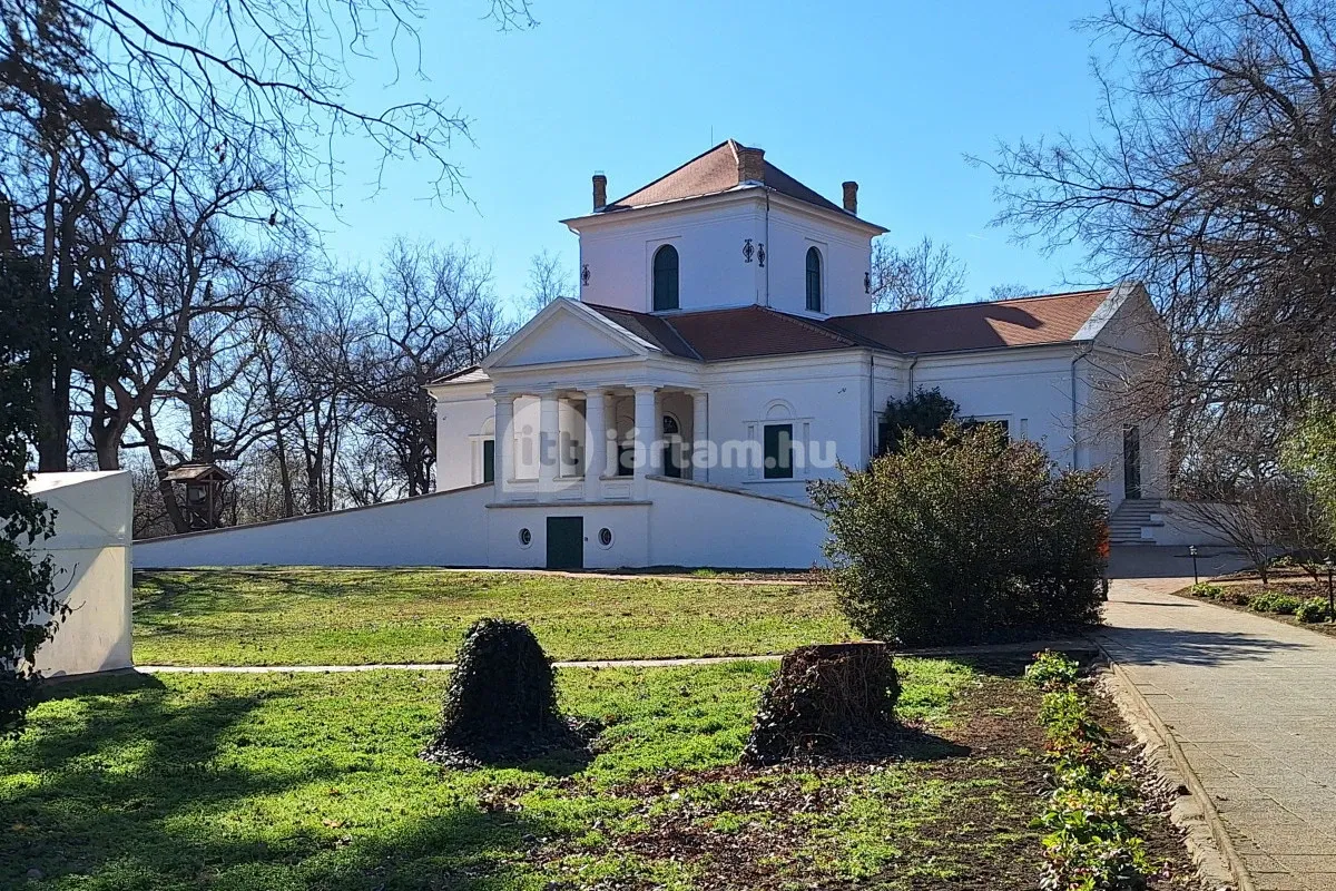 Klasszicista stílusú Vásárhelyi-Bréda kastély Lőkösházán, esti fényjátékkal