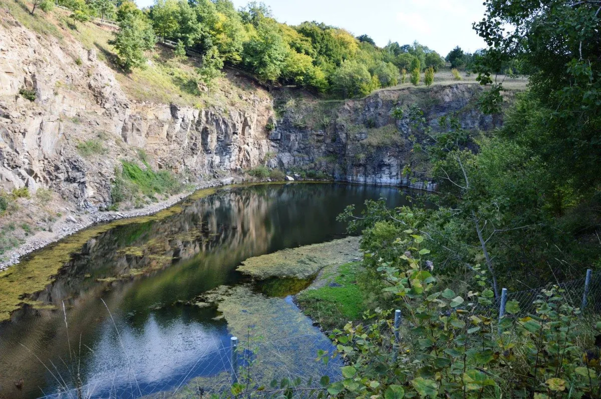 Türkizkék vizű Tavas-bánya az Eresztvényi Kőbányák tanösvényen/ Fotó: Eresztvényi Látogatóközpont Facebook oldala