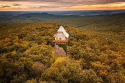 Mesés erdei séták a lombok alatt – 5 varázslatos tanösvény és kilátó Magyarországon