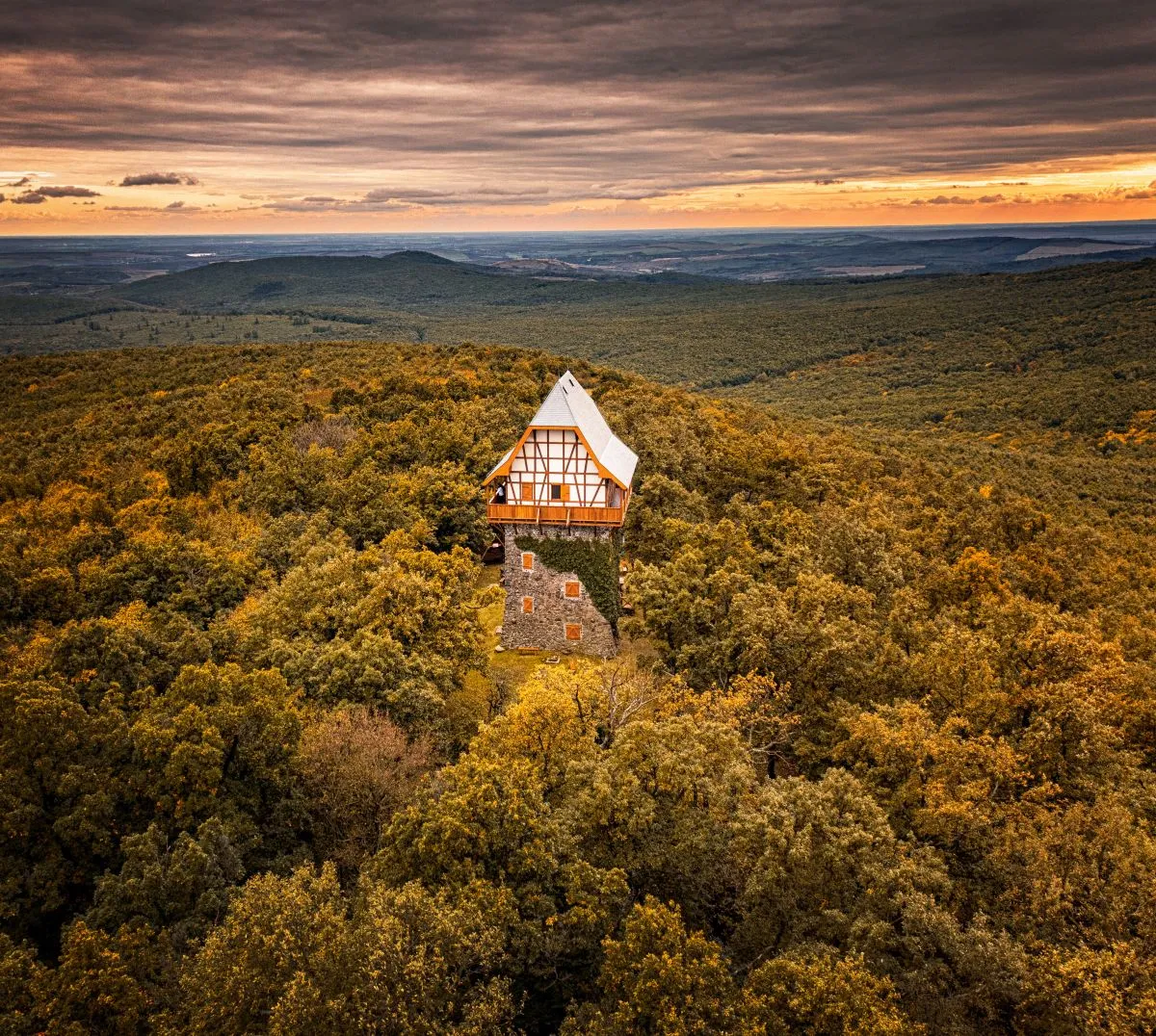 A bujáki Sasbérci-kilátó tornya, ahonnan tiszta időben a Tátráig elláthatunk