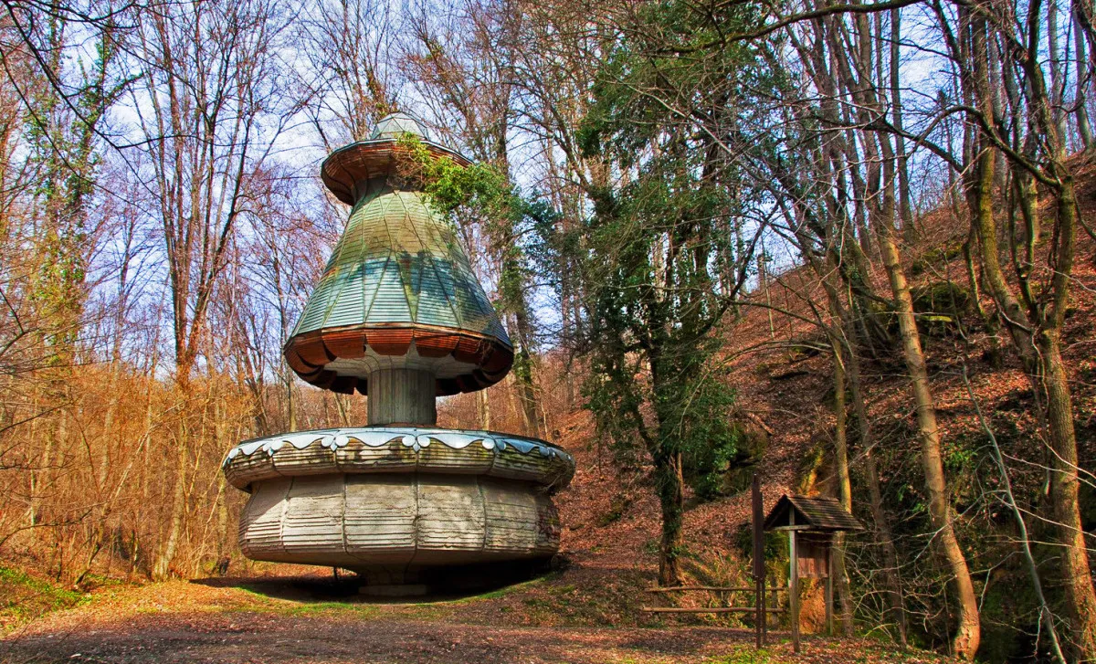 Forrásház az orfűi Vízfő-tanösvény égeres-láperdejében