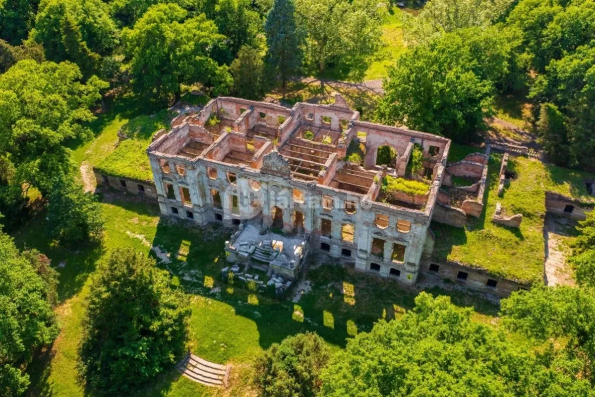 Romantikus hangulatú kastélyrom a pósteleki erdőben