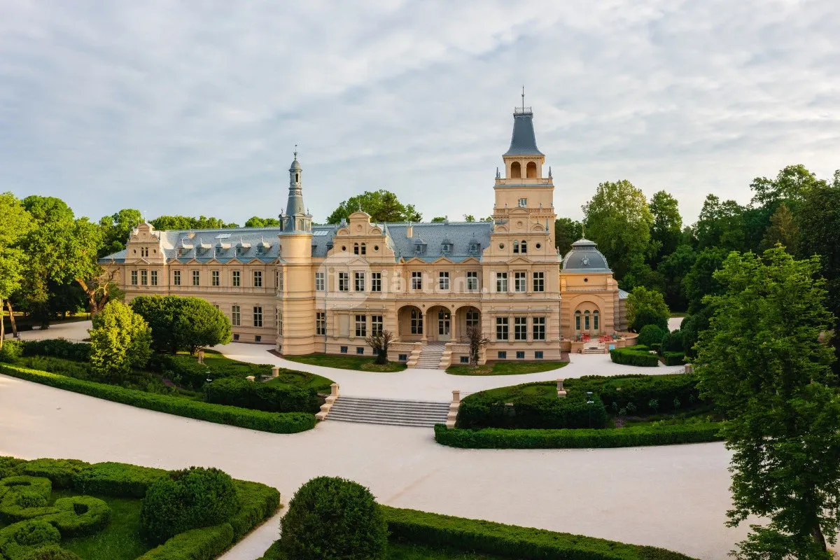 Szabadkígyósi Wenckheim-kastély homlokzata és kastélyparkja