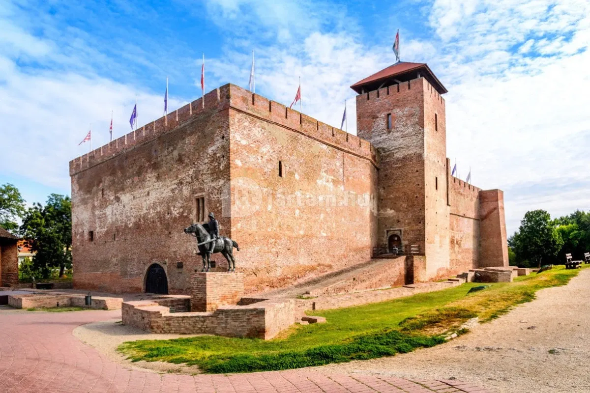 A középkori Gyulai vár külső látképe és kiállítótermei