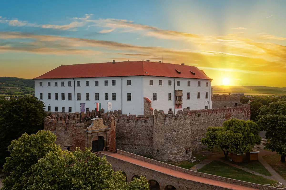 Siklós vára - titkos alagút és kísértethistóriák a siklósi várban