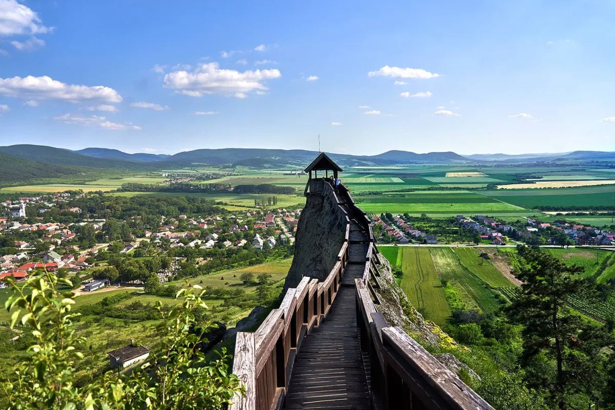 Csodaszép panoráma és misztikus legendák Boldogkő vára sziklaszirtjén