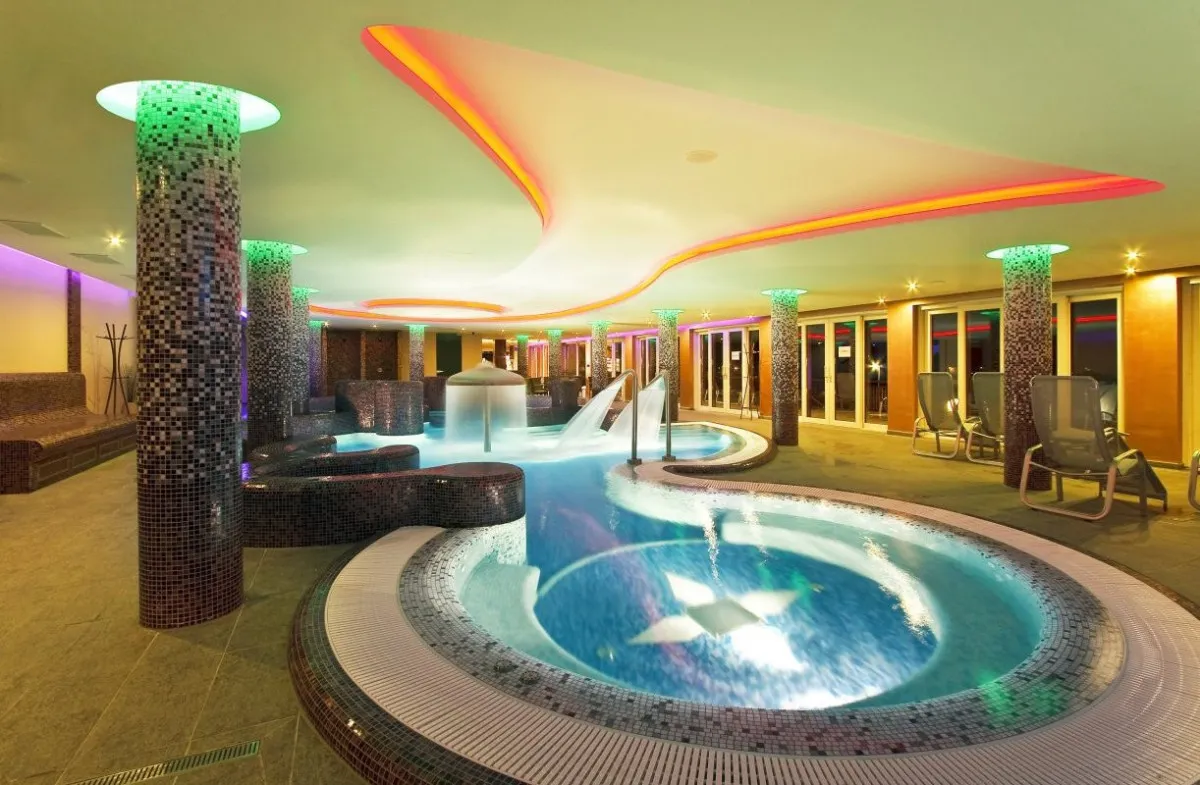 Panorámás szaunakabinok és élménymedencék a bánki Tó Wellness Hotelben