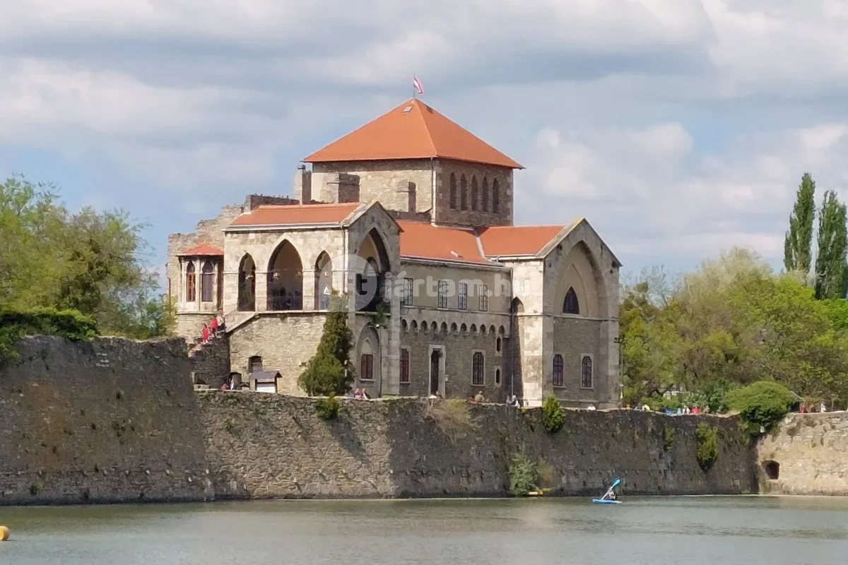 Tatai vár az Öreg-tó partján, mely a középkor óta uralja a táj képét