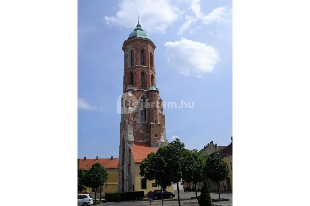 A Kapisztrán tér legrégebbi épülete az öt emelet magas Mária Magdolna-torony