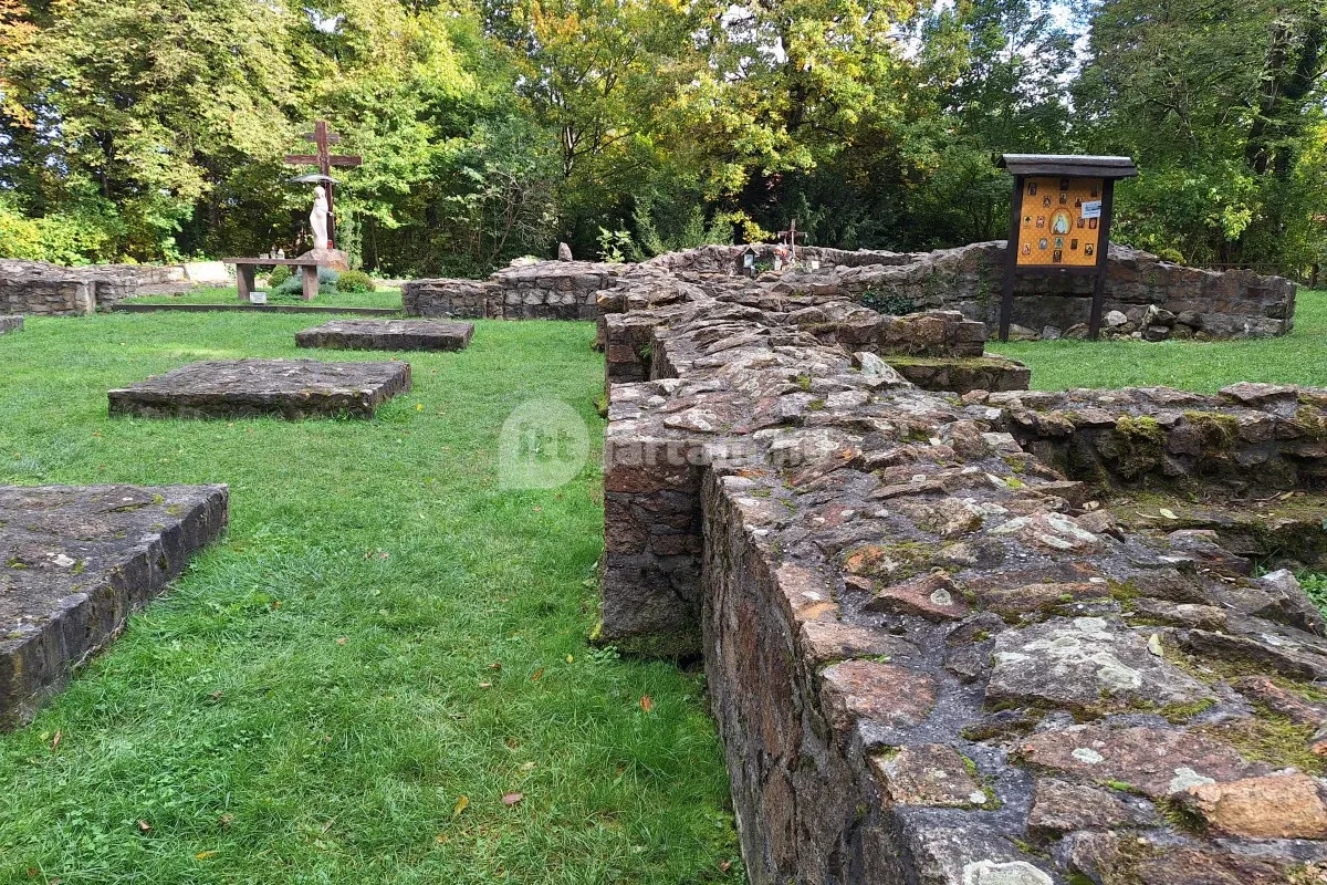 Romok mesélnek a János-hegy és Nagy-Hárs-hegy közötti völgyben álló kolostorról
