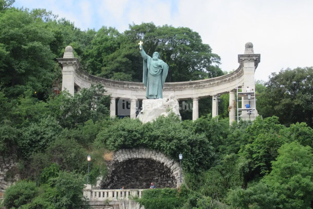 A Szent Gellért szoborkompozíciót félköríves oszlopsor öleli körül