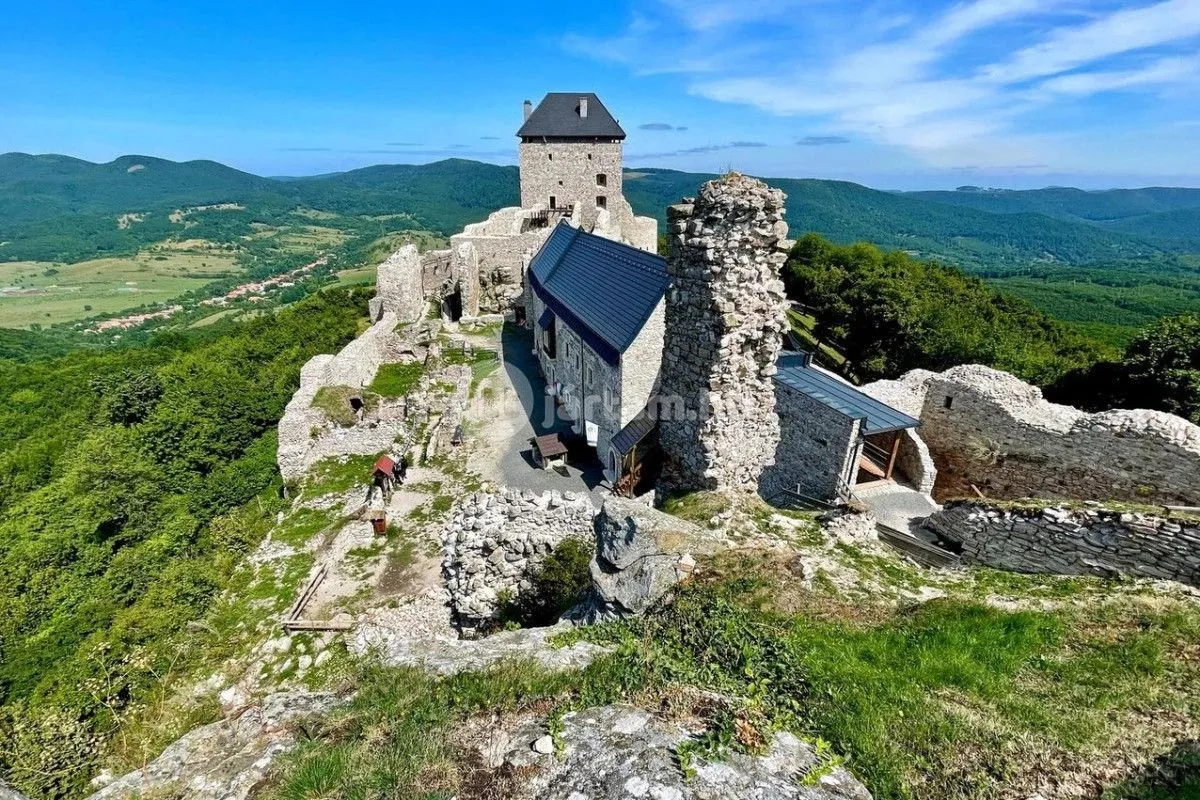 A felhők felett lebegő Regéci Vár a Zempléni-hegységben