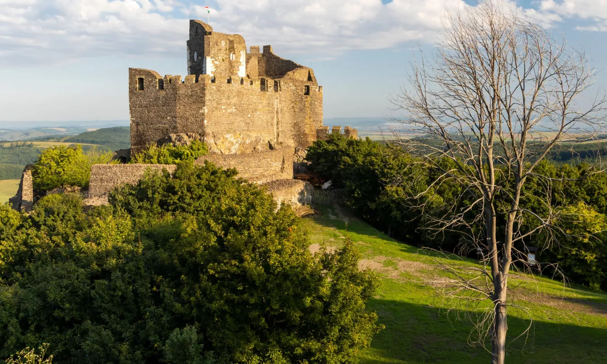 A Vár-alja tanösvény a Hollókő várhoz vezet 
