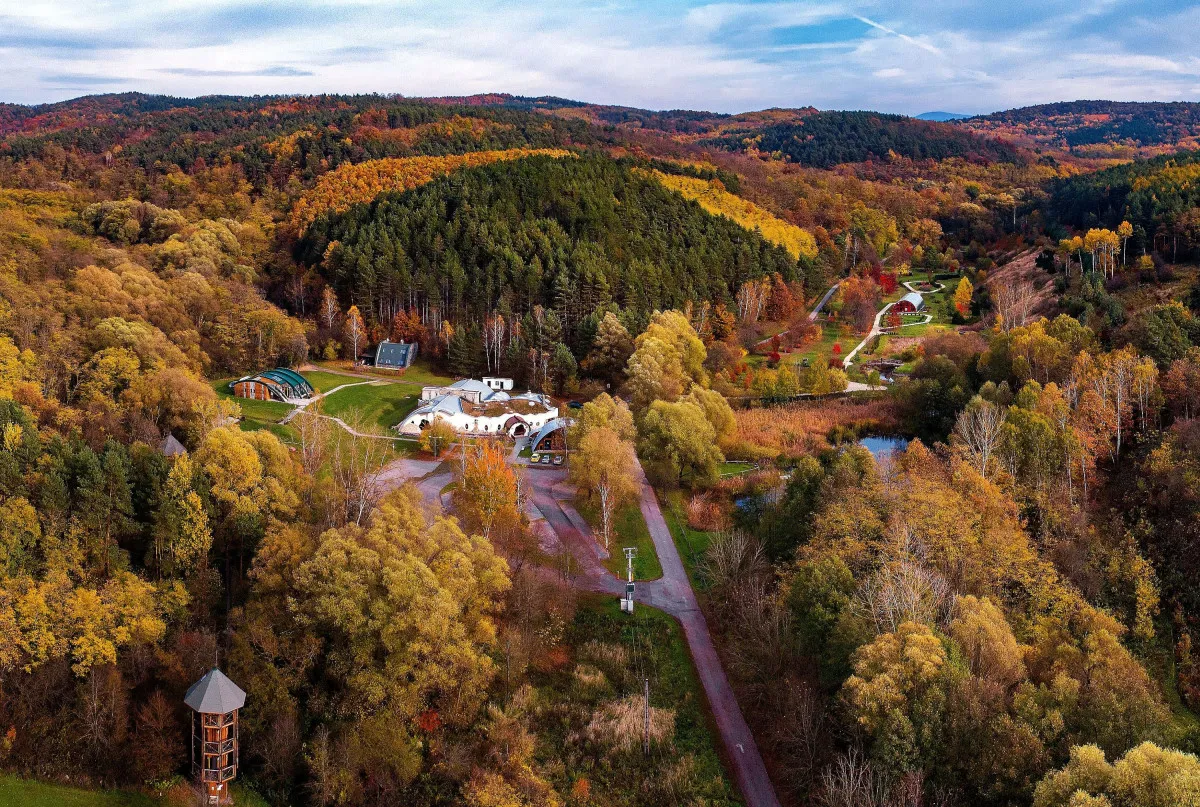 Az Ipolytarnóci Ősmaradványok Természetvédelmi Terület legnépszerűbb útvonala az akadálymentesített Kőszikla-tanösvény Ipolytarnócon 