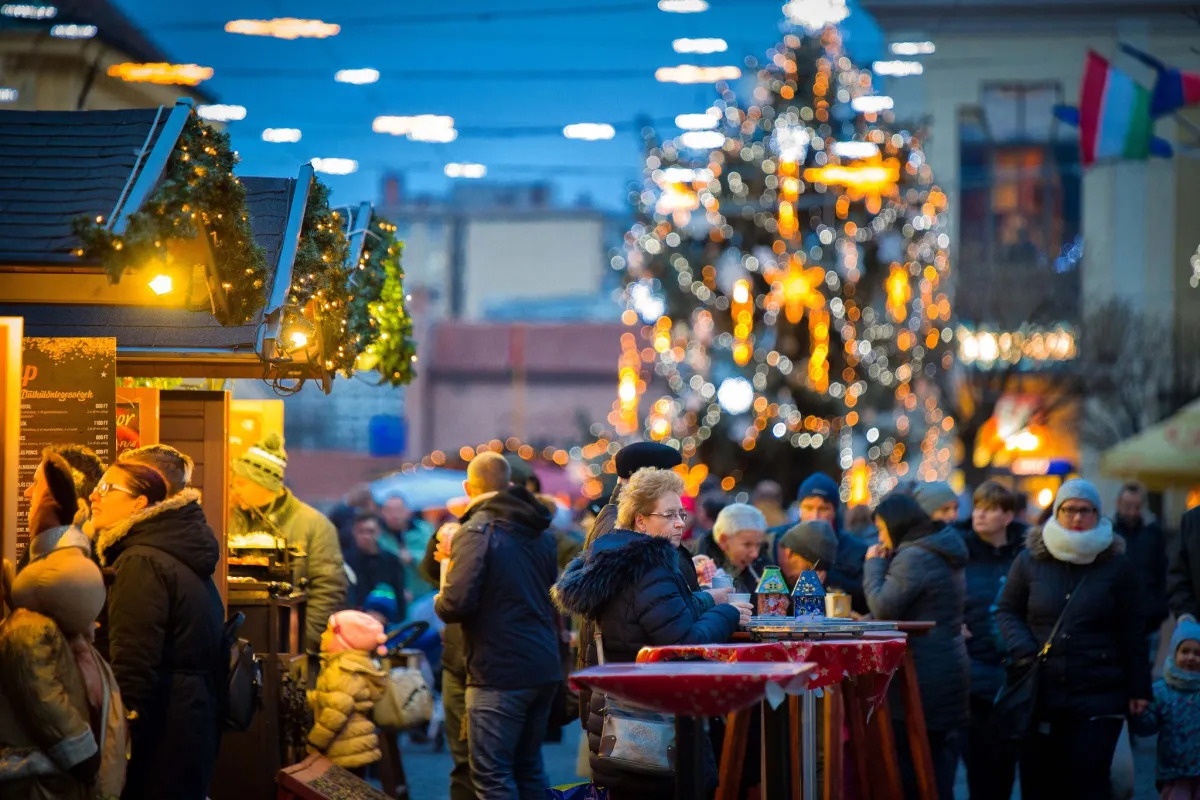 Székesfehérvári karácsonyi vásár helyi kézművesek portékáival és adventi programokkal / Fotó: Tourinform Székesfehérvár Facebook-oldala