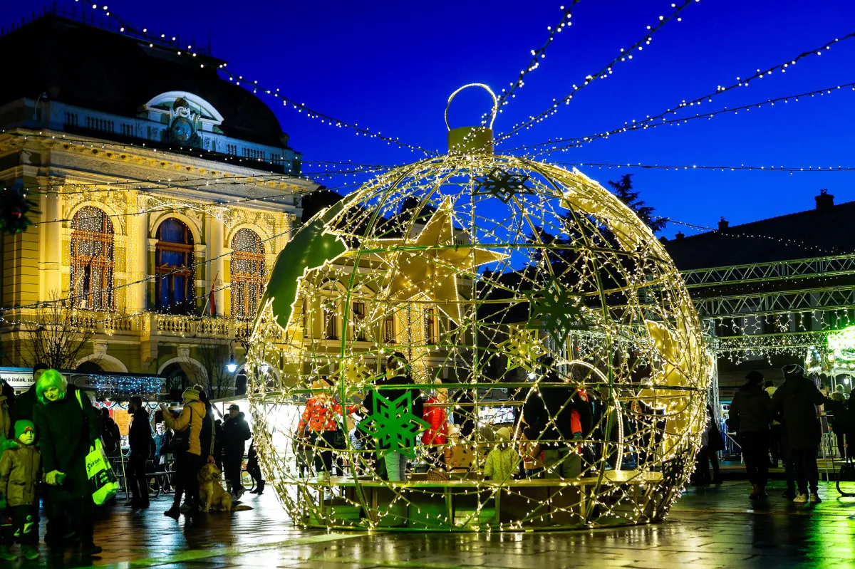 Eger karácsonyi vására a történelmi belvárosban, borfesztiválokkal és kézműves termékekkel. / Fotó: Eger Advent Facebook-oldala
